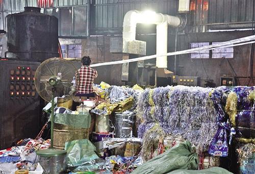 深圳海关办案人员在汕头市某废塑料加工厂开展查缉行动.许 川摄